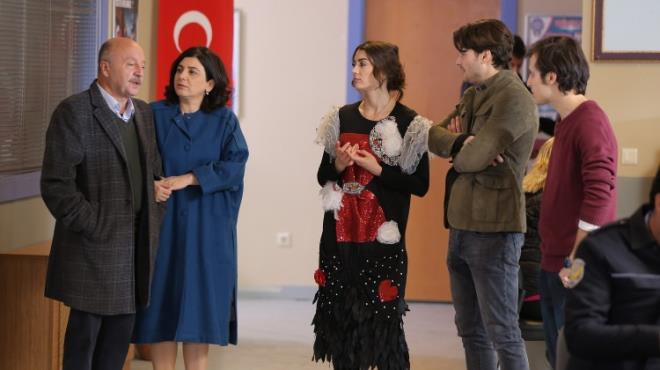 Kamu yayncs TRT&#8217;nin reyting korkusu olmadan bu tr aile dizilerini ekrana tamasnn nemi byk. Aslan Aliem dizisinde 31. son blm ekimleri yapld, yapmc Yusuf Esenkal emei geen tm ekip arkadalarna teekkr etti. 20 Mays Pazar gn ekrana gelecek 31. blm ile birlikte izleyicilerine veda edecek olan Aslan Ailem, birok kiiyi zd.