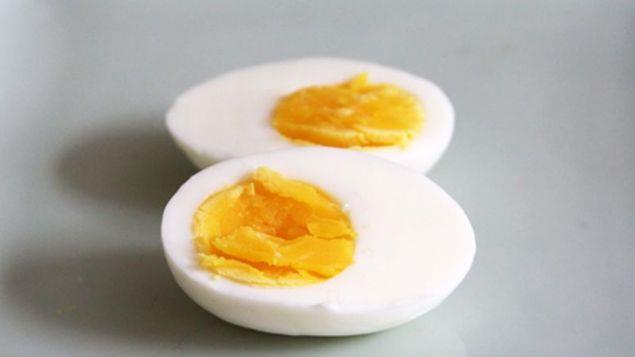 Yumurta: rnek protein olarak bilinen yumurta verdii tokluk hissi sayesinde gn ierisindeki enerjinizin yksek kalmasna yardmc olur. erdii lesitin sayesinde de karacierin yenilenmesine yardmc olur. Karacier tek bana vcuttaki birok ilevin ana organdr onun yenilenmesi demek vcudun yenilenmesi demektir. Bu sayede metabolizmanzn yenilenmesine destek olur ve kilo verme srelerini kolaylatrr. Kolesterol ykseklii gibi bir salk probleminiz yoksa gnl rahatl ile sahur sofralarnzda 1 yumurta tketebilirsiniz.