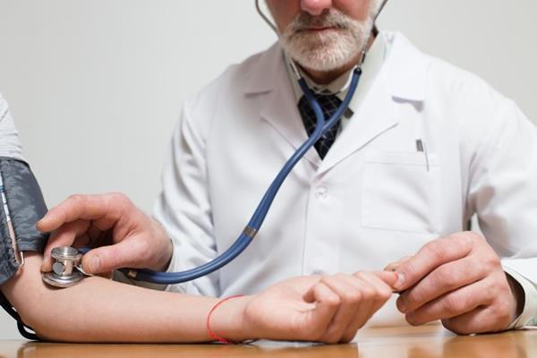 Doktor kontroln ihmal etmeyin  <br>  Kardiyoloji Uzman Prof. Dr. lke Sipahi &#8221;Uzun sren yaz tatilleri srasnda hipertansiyon hastalar hekimlerinden uzak kalabilmektedir. Eer bu tatiller esnasnda kan basncnda oynamalar, ila yan etkileri vb. sz konusu olursa hastalar en azndan telefonla hekimlerine ulamal, gerekirse tatil yaptklar blgede de ikinci bir hekime grnmelidirler&#8221; diyor.