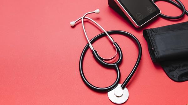 lkemizde yaklak her 3 erikinden 1&#8217;inde grlen hipertansiyon ile ilgili dikkat edilmesi gerekenler.    Gnmzde giderek daha fazla sayda kiinin karlar olduu, lkemizde yaklak her 3 erikinden 1'inde grlen hipertansiyon sinsi bir hastalk. ou zaman ikayete yol amadndan 'sessiz katil' olarak da adlandrlyor. Acbadem Maslak Hastanesi Kardiyoloji Uzman Prof. Dr. lke Sipahi, hipertansiyonda dikkat edilmesi gereken 9 altn kural anlatt, nemli uyarlar ve nerilerde bulundu.