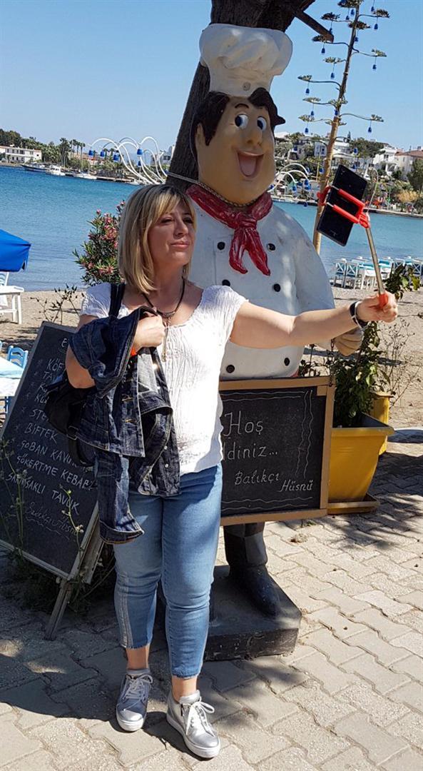 Evli ve 2 ocuk sahibi, emekli retmen idem merolu, "Bu gzel uyarlar, yazlar esnafmzn ve vatandamzn aslnda gncel yeteneini ortaya koyuyor. Abart yok; gn iinde hemen her gn karlatmz uyarlarn yazya dkln gryoruz. Hem glmsetiyor hem uyaryor hem de dndryor. Bence birok profesyonel reklamdan ok daha etkili" dedi.