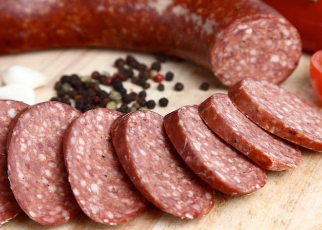 SAHURDA NELER YENLMEMEL? Sahurda tok tutan yiyecekler kadar sofranzdan kaldrmanz gereken gdalar da nemli. Sahur sofrasnda tuz oran yksek yiyeceklerden uzak durmak gerekiyor. Salam, sosis, sucuk, tuzlu peynirler, pastrma ve zeytinleri sahur sofranzdan kaldrn.