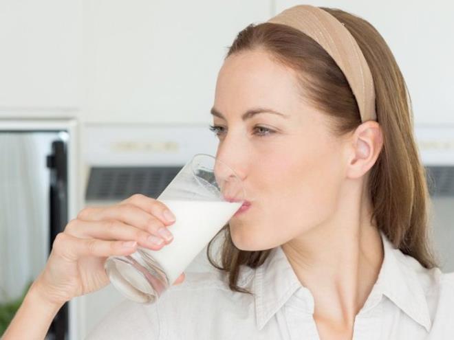 SAHURDA ST N NK... Biri iftarla sahur arasnda biri sahurda olmak her gn 2 bardak st iilmeli. St nemli bir kalsiyum ve D vitamini kayna olmas tok tutarak alk hissini bastracaktr.