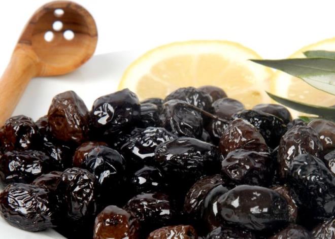 ZEYTN YERSENZ BAINIZ DNMEZ Sahur sofrasnda tuzlu yiyeceklerden uzak durmak gerekiyor. Ancak zeytin hari. Profesr Doktor Canan Karatay sahurda tok tutan yiyecekler listesine zeytin ve zeytinyan da alyor ve unlar sylyor; -"Sahurda zeytin ve zeytinya yiyebilirsiniz. Yan verdii enerji sizi 72 saat gtrr. Din tutar, banz dnmez."