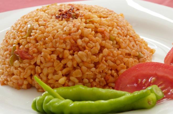 BULGUR PLAVI YYN Sahurda emilimleri dier besinlere kyasla daha yava olan, kan ekerini daha yava ykselten ve dier besinlere kyasla daha fazla tokluk veren besinler tercih edilmelidir. Et, tavuk veya hindi, st, peynir, yourt, yumurta, mercimek vb. kuru baklagiller, bulgur ve sebze gibi besinler ve/veya bu besinlerden oluan yemekler tketilmelidir.