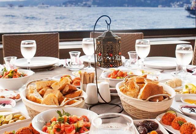 UNUTARAK YEMEK, MEK ORUCU BOZAR MI?    Unutarak yemek, imek orucu bozmaz. Unutarak yiyen ien kii, orulu olduunu hatrlarsa hemen azndakileri karp azn ykar ve orucuna devam eder. Orulu olduunu hatrladktan sonra yeme imeye devam eden kiinin orucu bozulur.