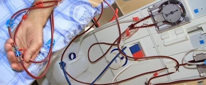 DYALZ UYGULAMASI ORUCU BOZAR MI?    Bbrek yetmezlii hastalarna uygulanan diyaliz, periton diyalizi, hemodiyaliz olmak zere  iki eittir. Periton diyalizi, karn boluuna verilen zel bir solsyon aracl ile, hastann  kendi karn zar kullanlarak, kann zararl maddelerden arndrlmas ve sv dengesinin  salanmas ilemidir. Hemodiyaliz ise, kann vcut dnda bir makina yardm ile temizlenip  vcuda geri verilmesi ilemidir. Kan, bir ine aracl ile hastann kolundan alnr.    Hemodiyaliz makinas, diyalizr denen bir filtreden kan srekli geirerek zararl maddeleri ve fazla suyu filtre eder. Filtre edilen temiz kan, ikinci bir ine ile hastann damarna geri verilir. Bu  ilem yaplrken bazen gda ierikli sv verilmesi gerekmektedir.    Buna gre hastaya herhangi bir sv maddesi verilmeden gerekletirilen hemodiyalizde oru bozulmaz. Dier diyaliz eitlerinde ise, vcuda gda ierikli sv verildii iin oru bozulur.