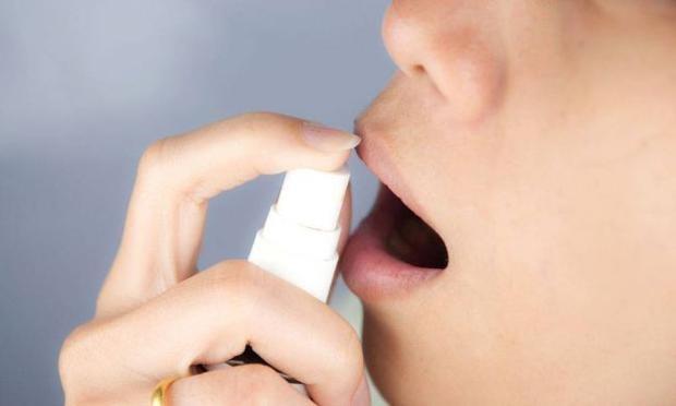 ASTIM HASTALARININ OKSJEN SPREY KULLANMALARI ORUCU BOZAR MI?    Akcier hastalarnn kullandklar spreyden, bir kullanmda 1/20 ml. gibi ok az bir miktar  aza sklmaktadr. Bunun da nemli bir ksm az ve nefes borular cidarnda emilerek yok  olmaktadr. Bundan geriye bir miktarn kalp tkrk ile mideye ulat konusunda kesin  bir bilgi de yoktur.