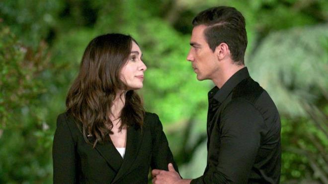 KANAL D DAHA FAZLA DAYANAMADI; Ba rollerini Birce Akalay, brahim elikkol, Arzu Gamze Kln, Deniz Celilolu, Kadriye Kenter, Muhammet Uzuner, Sinem nsal, Ece Dizdar, Uur Aslan, Cahit Gk gibi isimlerin stlendii Siyah Beyaz Ak dizisinin 32.blmde ekran servenini noktalayacak. Yani dizisinin finali bile daha erkene alnd.