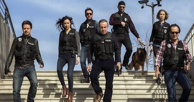 AYAKTA KALAN TEK KALE; 12 sezondur Kanal D ekranlarnda ayakta kalabilen Arka Sokaklar ayn zamanda, Trkiye televizyonlarnda yaynlanan en uzun dizi. Arka Sokaklar' izleyici o kadar seviyor ki, sayesinde 13.sezon iin onay alnd. Arka Sokaklar, Kanal D'nin ayakta kalan tek dizisi olacak.