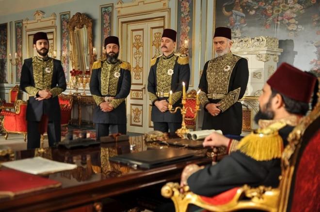 34. PADAH  Osmanl mparatorluu'nun 34'nc padiah olan, 1876 ylnda kt tahtta 33 yl kalan Sultan 2. Abdlhamid&#8217;in hayatnn anlatld 'Payitaht Abdlhamid' barollerinde ise Blent nal ve zlem Conker var.