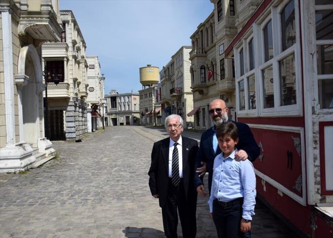 Payitaht Abdlhamid dizisinde o dneme ait hakikatlerin ortaya karldn ifade eden Osmanolu, "Sultan Abdlhamid Han, baz noksanlarna ramen tam olarak yanstlyor. O dnemdeki hadiseler anlatlyor. Masonlar, ngilizler, Yahudiler neler yapt hepsini gryoruz. Dizide ok fazla gstermiyorlar ama daha bunlar byk eyler yapmlar" dedi.
