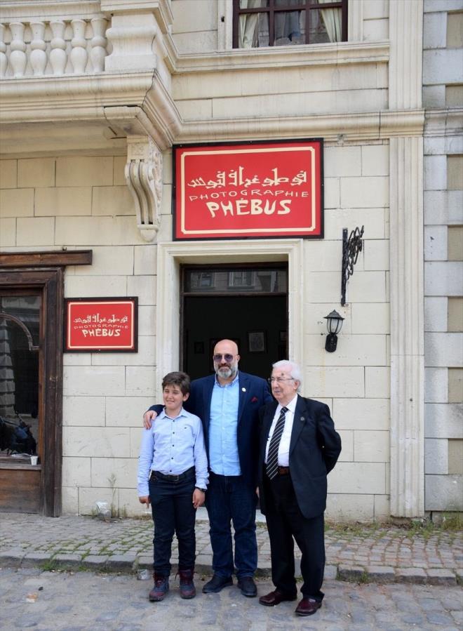 Abdlhamid'in torunlar Payitaht Abdlhamid setinde <br>Osmanl Padiah Sultan 2. Abdlhamid'in 3'nc kuak torunu Harun Osmanolu ve baz hanedan yeleri, Kocaeli'de ekimleri devam eden Sultan 2. Abdlhamid'in hayatn konu alan Payitaht Abdlhamid dizisinin ekildii Seka Film Platosu'nu ziyaret etti.