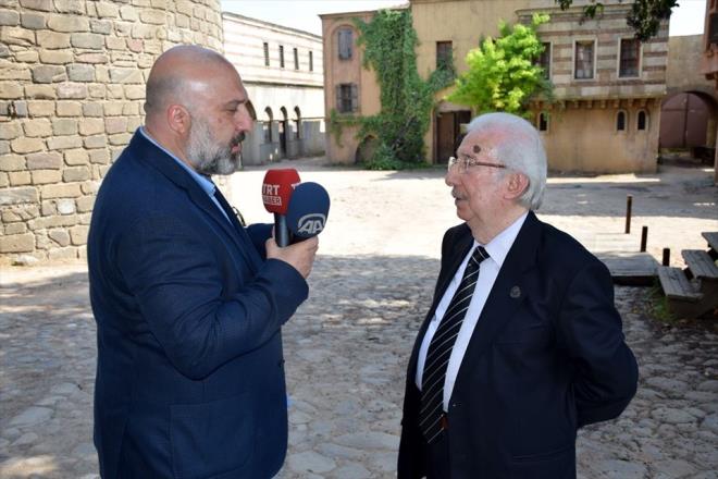 TRT'nin, Payitaht Abdlhamid ve Dirili: Erturul gibi tarihi filmlerini ilgiyle izlediini belirten Harun Osmanolu, unlar kaydetti: "Osmanl dizilerini ok beeniyorum. Bu tr Osmanl dizileri ekilince seviniyorum ve bugnleri gsterdii iin Allah'a krediyorum. Osmanl hakknda ok ey okuttular, yalan yanl eyler rettiler. Osmanl'nn, bilhassa dedemiz Abdlhamid Han'n neler yaptn herkes renmeli. Hakikati herkes bilmeli. zellikle genlerin izlemesini tavsiye ediyorum"