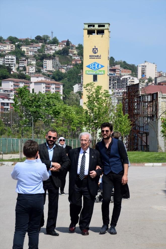 Osmanolu, dizide de gsterilen ehzade Mehmet Selim Efendi'nin torunu olan babasnn ekimlerin yapld yerleri gezdiini, oyuncularla sohbet ettiini ve ok duygulandn ifade etti.
