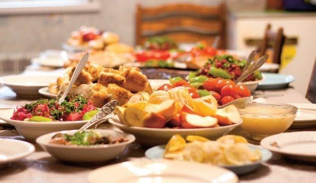 "Orucu uzatmak uzun vadede ya enerjiye dntrmeyi engeller ve vcut enerji kayna olarak kaslarnza ynelir. "Alk moduna" getii zaman uzun vadede kilo vermeyi zorlatrarak sal kt etkiler."