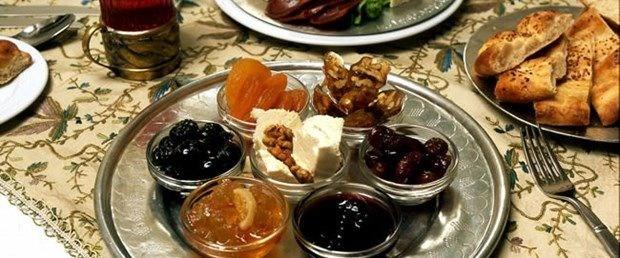 "Gndelik hayatta ok daha fazla kalorili gda alyoruz ve vcudumuz hastalklar atlatmak gibi nemli grevleri yerine getiremez oluyor" diyen tp uzman, yle devam ediyor: "Oru srasnda bu durum yeniden dengeleniyor. Vcut yeniden daha nemli fonksiyonlarna odaklanyor, enfeksiyonlarla savamas ve hastalklardan iyilemesi de kolaylayor."