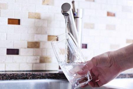 3. GNDEN- 7. GNE: SU MEYE DKKAT      Vcudunuz oru tutmaya almaya balyor. Ya tketti ve kan ekerine dntrd. Sahur ve iftar vakitleri arasnda su alm azald iin vcutta terleme hzlanrken, sv kayb da artyor.     ftar ve sahur vakitlerinde nlerde karbonhidrat ve baz yalarn gerekli dzeyde alnmas, enerji retimi iin art. Dengeli bir rejimle, protein, tuz ve su gibi belli besinleri almak nemli.