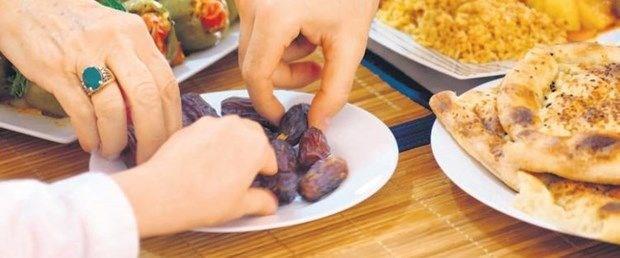 BBC'nin haberine gre, Yalarn yaklmas kilo vermemize, kolesterol seviyemizi drmemize ve diyabet riskini azaltmamza yardmc oluyor. te yandan, kan ekerinin dmesiyle vcutta halsizlik ve uyuukluk ba gsteriyor.    Alk seviyesinin en ste kt zamanlarda ba ars, mide bulants ve kt az kokusu da semptomlara ekleniyor.