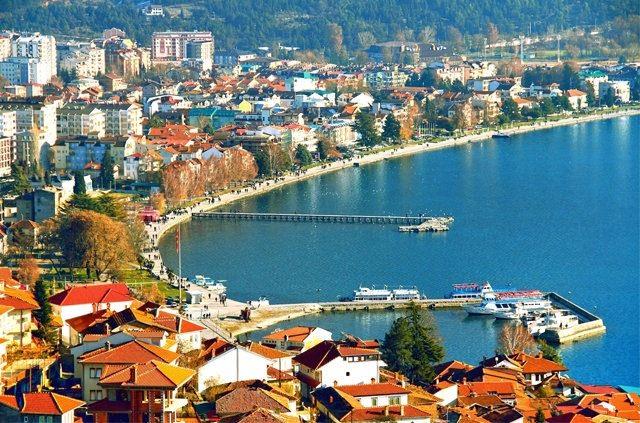 <p><b>15 MAKEDONYA</b></p>  <p>  Dindar bir insanm: 84%</p>  <p>  Dindar deilim: 10%</p>  <p>  Ateistim: 1%</p>  <p>  Yant yok: 5%</p>