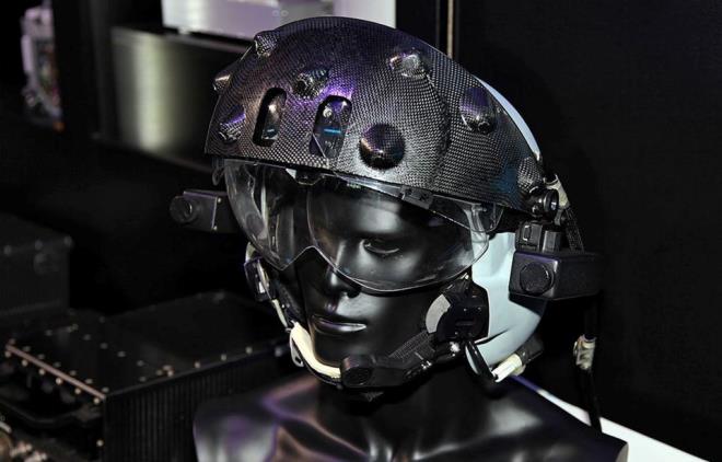 Birden fazla LCD ekrana ev sahiplii yapan kokpitteki pilot buradaki bilgileri kaskndaki ekrandan da annda grebiliyor.