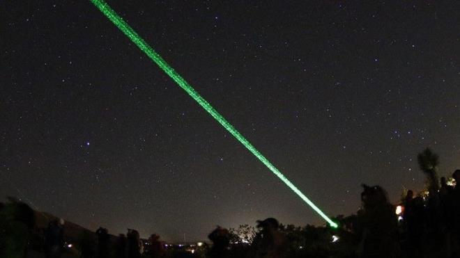 RUSYA LAZER SLAHI GELTRD  Rusya'nn, bilim kurgu filmlerinde grmeye alkn olduumuz lazer silah gelitirdii, sz konusu silahn dman uydularn etkisiz hale getirmek iin kullanlabilecei iddia edildi. Sz konusu haber Rus haber ajans Interfax tarafndan akland. Interfax bilginin ordu kaynaklarndan elde edildiinin altn izdi.