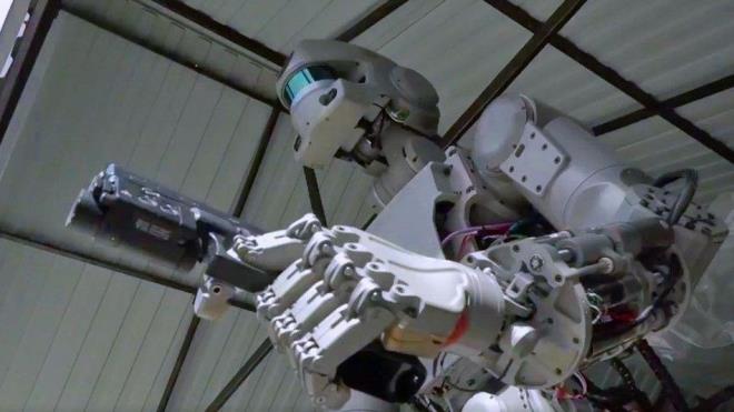 Rusya'da retilen robot asker FEDOR'un askeri yetenekleri yaynlanan kareler ile ortaya kt. Rusya Babakan Yardmcs Dmitry Rogozin tarafndan paylalan grntlerde FEDOR'un ift silah ile hedefleri baar ile vurduu grlyor.