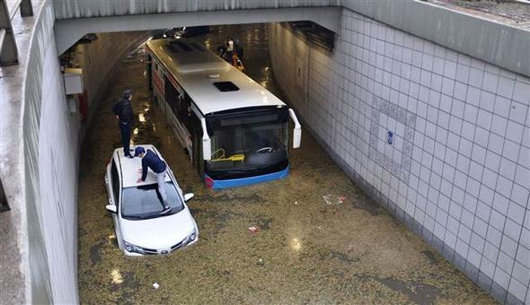 Saanak nedeniyle etin Eme Polis Evi Kava alt geidi ve Kuulu Park Kava Cinnah alt tneli ksa sreliine trafie kapand. Su birikintisi nedeniyle arza yapan baz aralar, itilerek yol kenarna ekilirken ya trafikte aksamalara neden oldu.