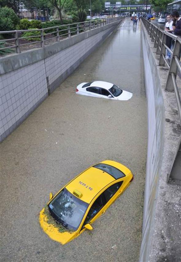 ok sayda ara ve otobs su birikintisinde mahsur kald. Vatandalarn suya gmlen aralarn zerine karak yardm bekledi.