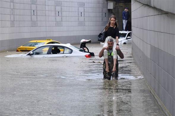 zellik Kzlay&#8217;da yollarda ve kaldrmlarda byk su birikintileri olutu. Bakent&#8217;in en ilek caddesi Atatrk Bulvar&#8217;ndaki TBMM yannda bulunan alt geit ise su ile doldu.