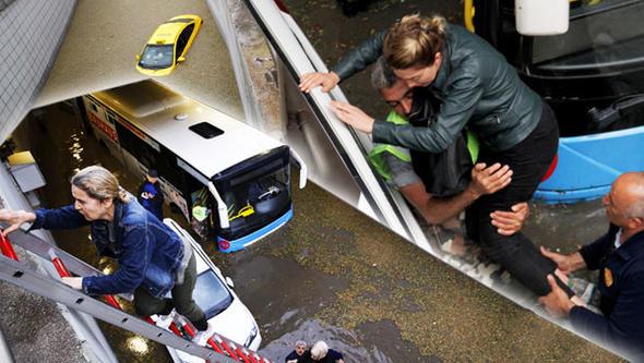 Meteoroloji Genel Mdrl bugn saat 15.30 ila 17.30 aras Ankara genelinde kuvvetli gk grltl saanak ya beklendiini duyurmutu. 15 dakikalk iddetli ya ve dolu Ankara'y vurdu. Yollar, aralar sular altnda kald. Kzlay'da alt geitte mahsur kalan vatandalar merdivenlerle yukar karld.
