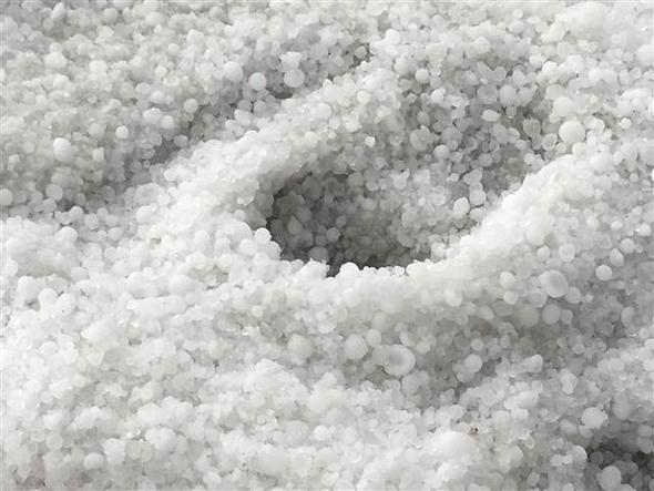 Saanak yan ardndan gelen dolu ya, Bakent sokaklarn beyaza brd. Bakent sokaklarnda youn ya nedeniyle seller oluurken, baz ilelerde de youn dolu ya hayat olumsuz etkiledi.