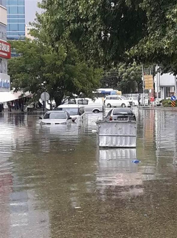 Alt geitteki aralarn birinde 9 aylk bebeiyle mahsur kalan kadn da itfaiye ekiplerince kurtarld. Anne ve bebei, ticari taksiye bindirilerek hastaneye gnderildi.