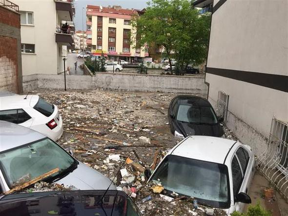 Kentte ok sayda ev ve iyerinde de su basknlar yaand belirtildi.