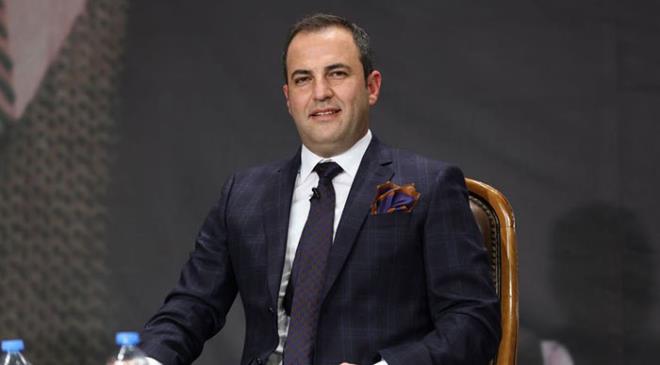 LK KEZ OY KULLANACAKLAR'IN YZDE 70'... Gezici Aratrma'nn sahibi Murat Gezici, ilgin iddialarda bulundu. 24 Haziran'da ilk kez oy kullanacaklarn yzde 70'inin Recep Tayyip Erdoan'a oy vermeyeceini iddia eden Gezici, genlerin yzde 55'inin ise Meral Akener'e oy vereceini syledi.