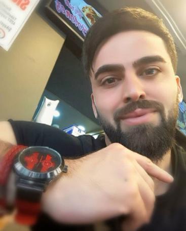 Atletik vcudu ve bakml grntsyle dikkat eken Mustafa zylmaz'n ekilli kalar sosyal medya kullanclarn ikiye bld.