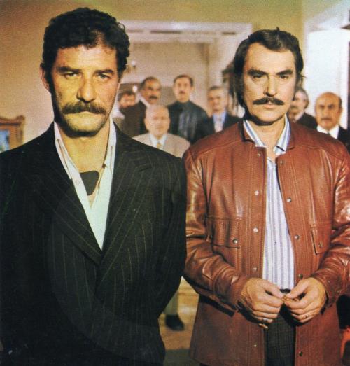 EN SON FLNTA DZSNDE OYNAMITI: Ahmet Mekin en son 2 yl nce &#8216;Filinta&#8217; dizisinde oynamt. Cihangir'de grntlenen Ahmet Mekin, 1998'de stanbul'u terk edip Erdek'e yerleti. Antalya'daki kzna misafirlie giden sinema ve tiyatro sanats Ahmet Mekin, 2015 ylnda trafik kazas geirmiti. 83 yandaki sanat, kazay hafif yaral atlatmt.