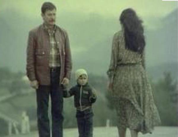 Antalya'da yrylere kan Yeilcam'n "efkatli jn", adeta yllara meydan okuyor. 86yanda olmasna ramen film ve dizilerde rol almaya devam eden oyuncu, eski gnleri zlyor. Mekin, kentte gezinirken vatandalarn fotoraf ektirme isteklerini de geri evirmiyor.