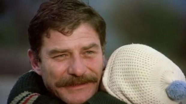 "Kamera ve malzemeler ok kstlyd. Uzun bir filmi zaman zaman tek kamerayla ekiyorduk. Tek kamera ile btn planlar ekiyorduk. imdi her ey ok iyi. Elektronik ortamlarda kaytlar yaplyor. ekim bile direkt bilgisayara aktarlyor. Bizde nerede bu ans... Film negatifle ekiliyor, negatif filme gnderiliyor. Montaj yaplyor sonra pozitife baslyor. 3-4 ay byle geiyordu. imdi annda film hazrlanyor. Yeilam'n imkanlar kstlyd."