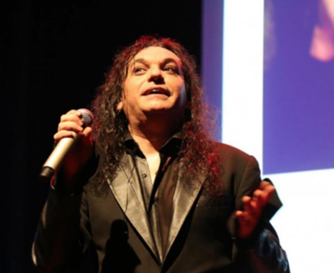 Gkhan Krdar, 2 Haziran 2005&#8217;te &#8220;Yabanc Damat&#8221; dizisinin mziklerinin yer ald &#8220;stme Basp Geme&#8221; albmn yaynlad.Albm, Trkiye ve Yunanistan bata olmak zere dier Avrupa lkelerinde de yaynlanyor. 2004&#8217;te Lksemburg&#8217;da dzenlenen ve birok Trk tasarmcnn ilerinin sergilendii "Self Project" te, &#8220;Tr&#8221; balkl mzik projesiyle katlmc olarak yer ald.Ayn proje &#8220;Tr_Yamur Duas&#8221; adyla 18 Temmuz 2005&#8217; te MC-CD-DVD albm ve videofilm olarak Trkiye ve tm Avrupa lkelerinde yaynland. &#8220;Tr&#8221; projesi M.. 15000&#8217;e kadar dayanan Asya Trk Mzii alglarnn elektronik mzikle sentezlendii ilk alma olarak grlyor.