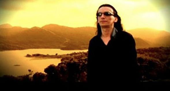 GKHAN KIRDAR KMDR?: 1970&#8217;da Aydn&#8217;da doan Krdar, zmir'de ortarenimi tamamladktan sonra Yldz Teknik niversitesi Mimarlk Blm&#8217;n kazand ve stanbul&#8217;da yaamaya balad. lkokulu Aydn'da Gzelhisar lkokulu'nda okudu. Orta okulda Yedieyll Ortaokulu'nda okudu. Ardndan liseyi Aydn Lisesi'nde okuyan Gkhan Krdar, buradan mezun olup Yldz Teknik niversitesi Mimarlk Blmn kazand. 1995 ylnda Dokuz Eyll niversitesi Gzel Sanatlar Fakltesin'de okuyan Krdar buradan mezun olup ilk arksn kard.