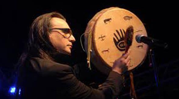 1997 ylnda , kendi mzik irketi Loopus'u kurdu. Trkiye&#8217;nin ilk elektronik mzik albm nvann alan &#8220;Trip&#8221; albmn, 1997'de Loopus Entertainment etiketiyle yaymlad.1999&#8217;daki Marmara depreminden sonra, depremzede ocuklar yararna Hasbro Intertoy&#8217;la ortaklaa hazrlanan &#8220;Furby 3Doo&#8221; projesi, Loopus Entertainment etiketiyle ayn yl yaymland. Bu alma, konuabilen robot bir oyuncakla ezamanl retilen ilk albm olmas asndan etkileyici bir fikir olarak ilgi grd.