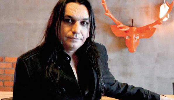 Mzikotek bu albm 14 lkede tantt. Ayn alma 2003 yl banda albm olarak da yaymland. Mziklerini yapt &#8220;Tekfur Saray ve stanbul&#8221; belgeseli, 2002 stanbul Belgesel Film Festivali'nde zleyici zel dl&#8217;n ald. Ayn yl &#8220;Aliya&#8221; belgeselinin mziklerini besteledi. alma, Belgesel Yazarlar Birlii Yln Belgeseli dln kazand. 2002 yl ierisinde, &#8220;Frsat/Crude&#8221; filminin mziklerini besteledi. Film bata Los Angeles Film Festivali En yi Film dl olmak zere, birok festivalde dl kazand. Besteci, filmin mziklerini 2004&#8217;de &#8220;Keyf/Pleasure&#8221; albmnde bir araya getirdi. Albm 2004 Eyll&#8217;nde Yunanistan, Polonya ve Lbnan&#8217;da yaymland. Albmle ayn ad tayan &#8220;KeyfPleasure&#8221; arks, EMI tarafndan tm dnyada piyasaya srlen karma albmde de yer ald.