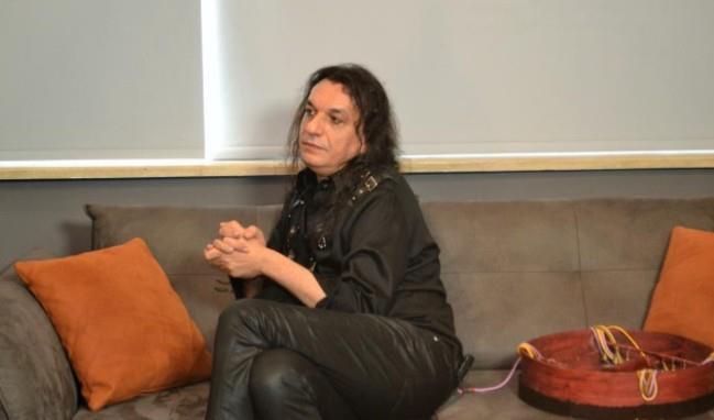 Fenomen dizilerin mziklerini hazrlayan nl ses sanats Gkhan Krdar'dan kt haber geldi. Posta'da yer alan habere gre, Gkhan Krdar&#8217;n pazar gnnden beri youn bakmda olduu renildi. Azndan kan geldii, bunun zerine apar topar hastaneye kaldrld iddia edilen Gkhan Krdar&#8217;n tedavisine Maltepe Sreyyapaa Gs Hastalklar ve Gs Cerrahisi Eitim ve Aratrma Hastanesi&#8217;nin youn bakm nitesinde devam ediliyor.