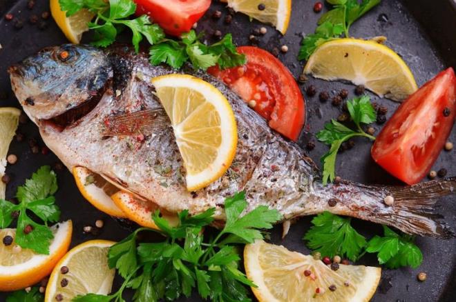 BALIK    Ton bal, somon, alabalk ve sardalya gibi balklar Omega-3 ya asitleri bakmndan zengindir. Vcudun ihtiyac olan enerjiyi tek seferde karlayabilecek bu balklar, ayn zamanda hafza kayb, sinir sistemi ve stres gibi rahatszlklara yakalanma riskini azaltr.