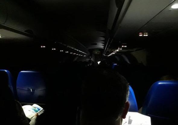 Gece ini ve kalk yapan uaklarda klarn snmesi, gece gzlerimizi karanla altrmak iin. Herhangi bir kaza durumunda, klar ak olsa idi, gzlerin karanla almak iin kaybedecei birka saniyeyi kazanmak amal klar kapatlyor.