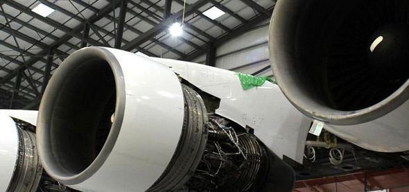 Devasa uak, 15 metre kuyruk uzunluu var ve tam 8 bin 200 bin metrekarelik zel tasarlanan hangarda retiliyor.