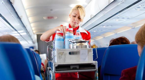 Bu yzden daha tatl gelen domates suyu uularda en ok tercih edilen ieceklerdir. Havada oluan bulantya iyi geldiinden sodalar da tercih edilir.