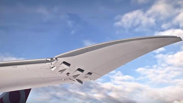 Boeing 777X modelinde, uak havalimannda yerde ilerlerken kanat ular yukar dnk ekilde durabilecek.