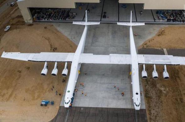 Kanat genilii tam 117 metre (Boeing 747'nin iki kat) uzunluunda olan Stratolaunch, yaklak 250 tonluk tama kapasitesiyle uzay aratrmalarnda grev alacak.